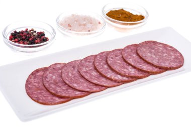 Dilim salam beyaz plaka üzerinde