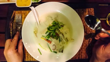 Hindistan cevizi sütü ile Tay tavuk çorbası