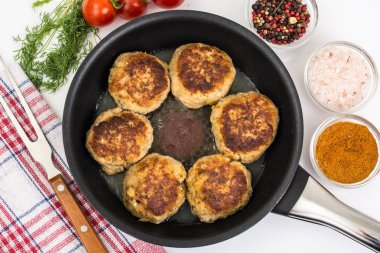 Kızartma tavası içinde lezzetli kızarmış pirzola