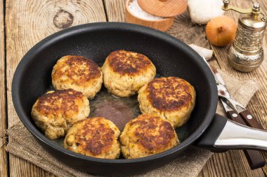 Kızartma tavası içinde lezzetli kızarmış pirzola
