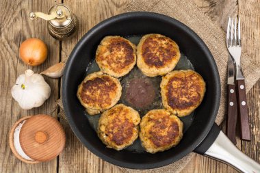 Kızartma tavası içinde lezzetli kızarmış pirzola