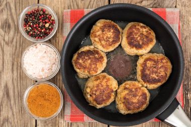 Kızartma tavası içinde lezzetli kızarmış pirzola