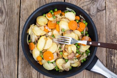 Sebze ve mantar tavada kızarmış patates