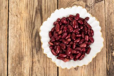 Beyaz tabak haşlanmış fasulye