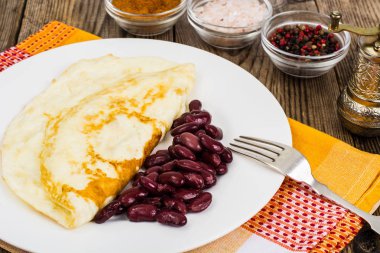 Yararlı protein kahvaltı omlet ve haşlanmış fasulye