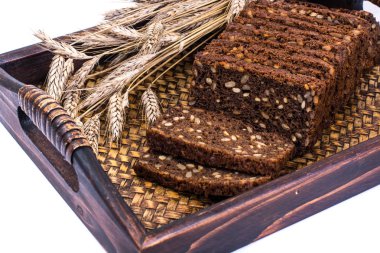 Siyah çavdar ekmeği ile tahıl tohumları beyaz arka plan üzerinde