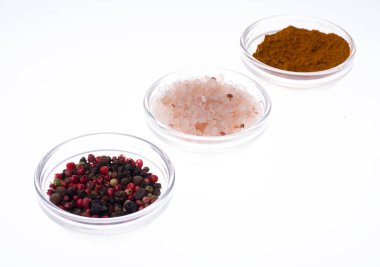 Tuz, karabiber ve köri cam üzerinde beyaz backgrou izole