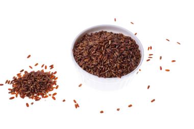 Beyaz zemin üzerinde kırmızı pirinç izole