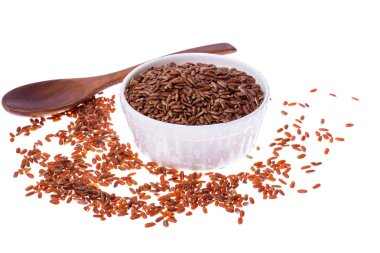 Beyaz zemin üzerinde kırmızı pirinç izole