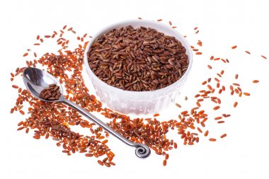 Beyaz zemin üzerinde kırmızı pirinç izole