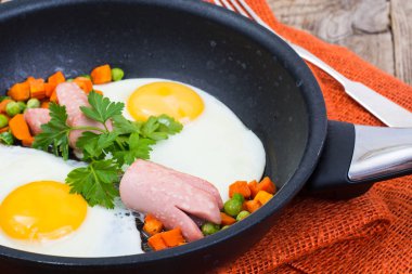 Ahşap masa üzerinde hızlı lezzetli ve sağlıklı kahvaltı