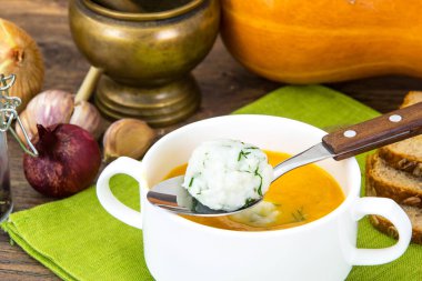 Pirinç, havuç ve kabak püresi diyet çorbası