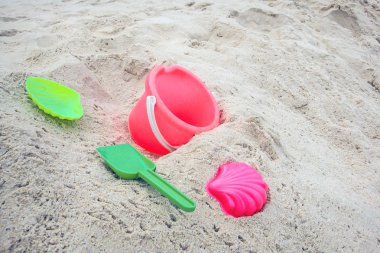 Çocuk kova ve kum plaj renkli kalıplar