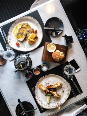 Fırında patates ve soslu sığır eti dilim