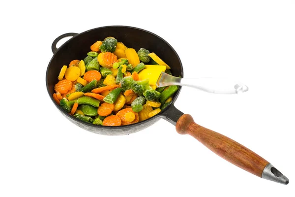Замороженные овощи в чугунной сковороде — стоковое фото