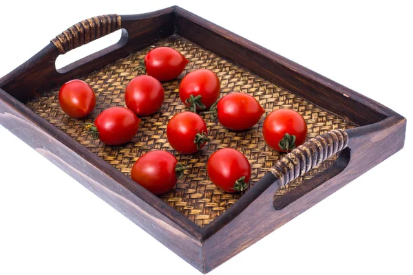 Bandeja de madera marrón con pequeños tomates rojos — Foto de Stock