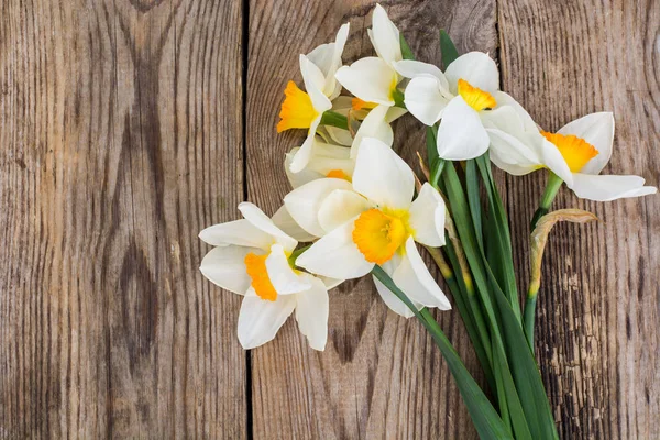 Buquê de narcisos no fundo de madeira — Fotografia de Stock