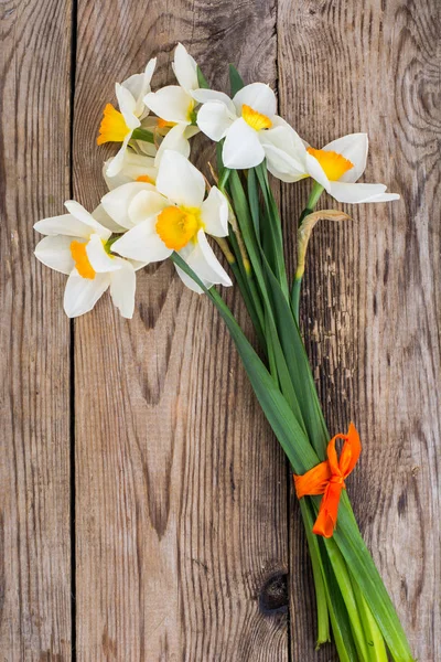 Buquê de narcisos no fundo de madeira — Fotografia de Stock