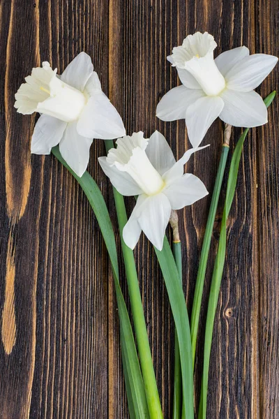 Nergis ahşap arka plan üzerinde buket