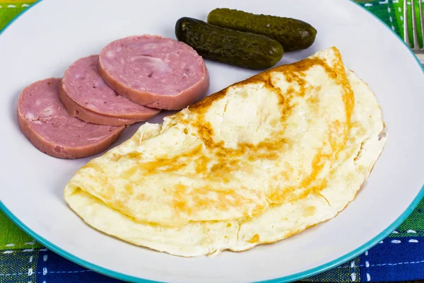 Kahvaltı için lezzetli omlet ve tavuk jambon — Stok fotoğraf