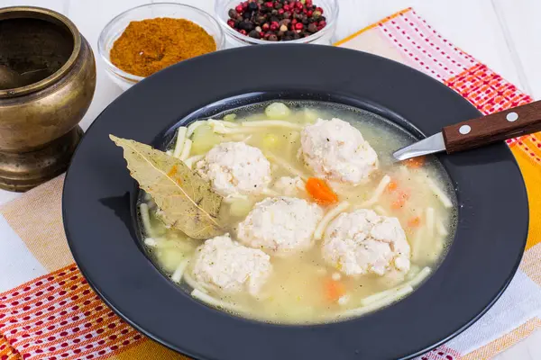 麺と ablack プレートのミートボール スープ — ストック写真