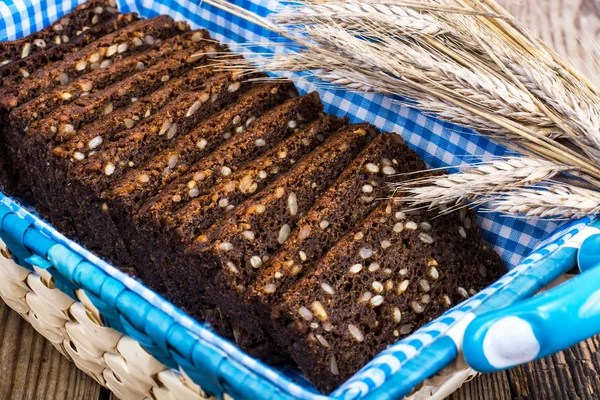 Pão de centeio preto com sementes de cereais no fundo branco — Fotografia de Stock