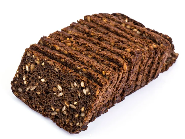 Pan de centeno negro con semillas de cereales sobre fondo blanco —  Fotos de Stock
