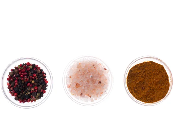 Sól, pieprz czarny i curry w szkło na białym tle na biały backgrou — Zdjęcie stockowe