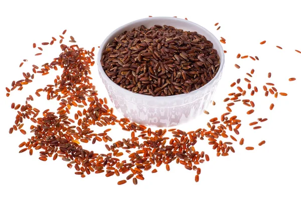 Beyaz zemin üzerinde kırmızı pirinç izole