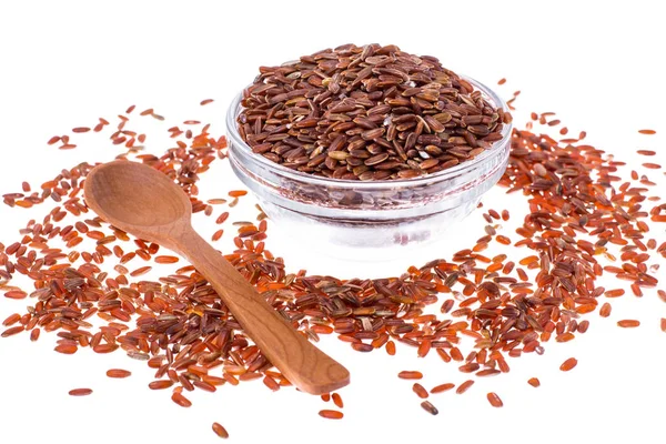 Beyaz zemin üzerinde kırmızı pirinç izole