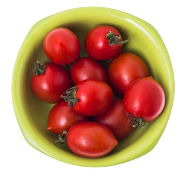 Küçük olgun kırmızı domates yeşil kase