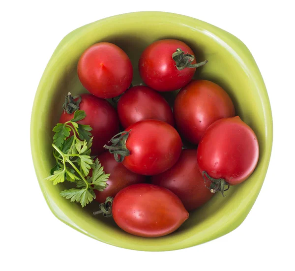 Pequenos tomates vermelhos maduros em tigela verde — Fotografia de Stock