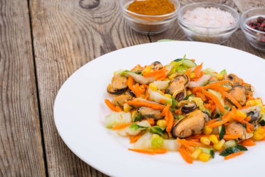 Pekin lahana, Mısır, salatalık, midye üzerinde beyaz bir daire üzerinde bir