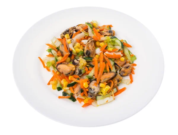 Салат с мидиями и овощами на тарелке, белый фон — стоковое фото