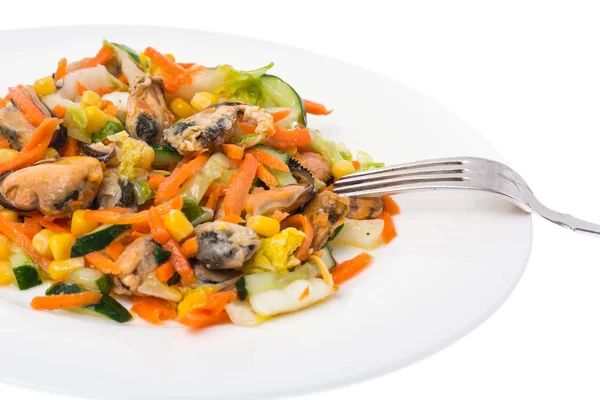 Салат с мидиями и овощами на тарелке, белый фон — стоковое фото