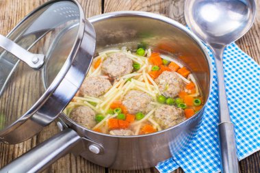 Ahşap arka plan üzerinde köfte erişte çorbası