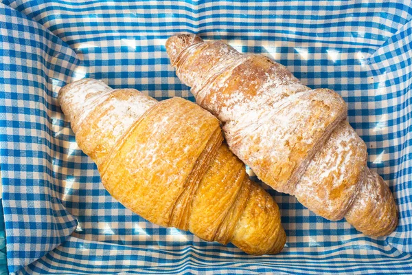 Frische französische Croissants im Korb — Stockfoto