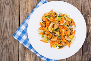 Pekin lahana, Mısır, salatalık, midye üzerinde beyaz bir daire üzerinde bir