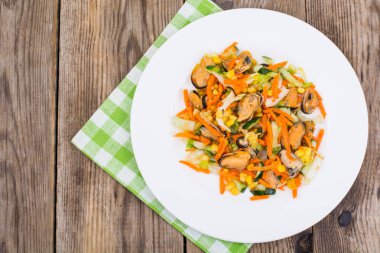 Pekin lahana, Mısır, salatalık, midye üzerinde beyaz bir daire üzerinde bir