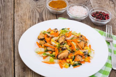 Pekin lahana, Mısır, salatalık, midye üzerinde beyaz bir daire üzerinde bir