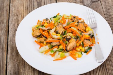 Pekin lahana, Mısır, salatalık, midye üzerinde beyaz bir daire üzerinde bir