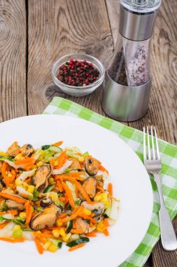 Pekin lahana, Mısır, salatalık, midye üzerinde beyaz bir daire üzerinde bir