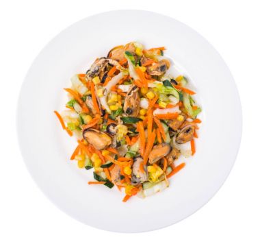 Midye ve plaka, beyaz arka plan üzerinde sebze salatası