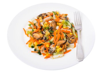 Midye ve plaka, beyaz arka plan üzerinde sebze salatası