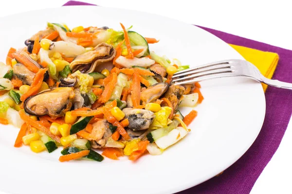 Insalata con cozze e verdure su piatto, fondo bianco — Foto Stock