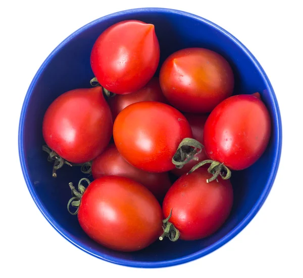 Kırmızı olgun domates salatası kase beyaz arka planda, üstten görünüm