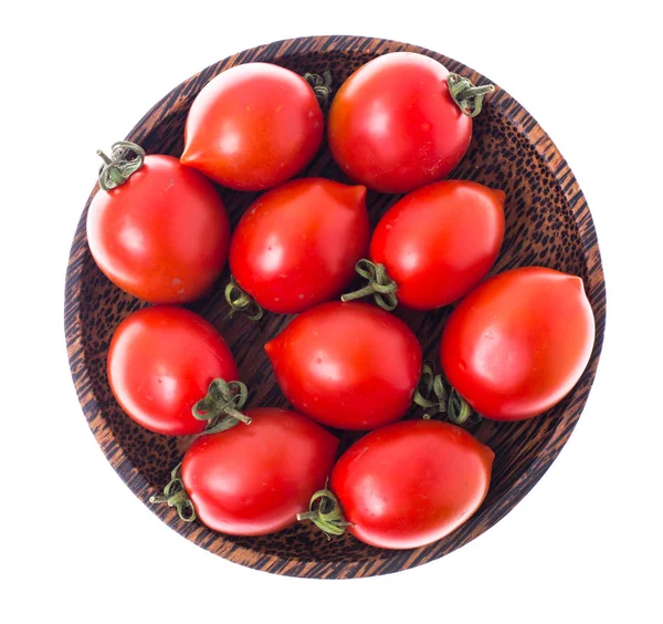 Tomates mûres rouges dans un saladier sur fond blanc, vue du dessus — Photo