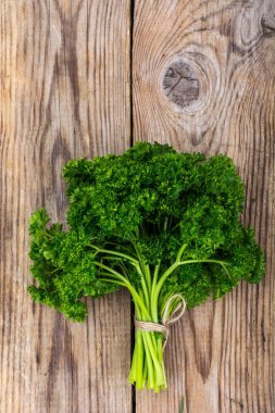 Ahşap yüzey üzerinde organik taze maydanoz