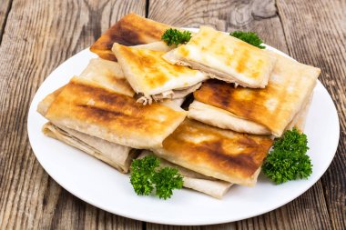 İnce Ermenistan zarflarla beyaz tabak kızarmış lavaş ekmek