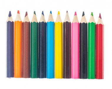 Beyaz arka plan üzerinde renkli kalemler hattı